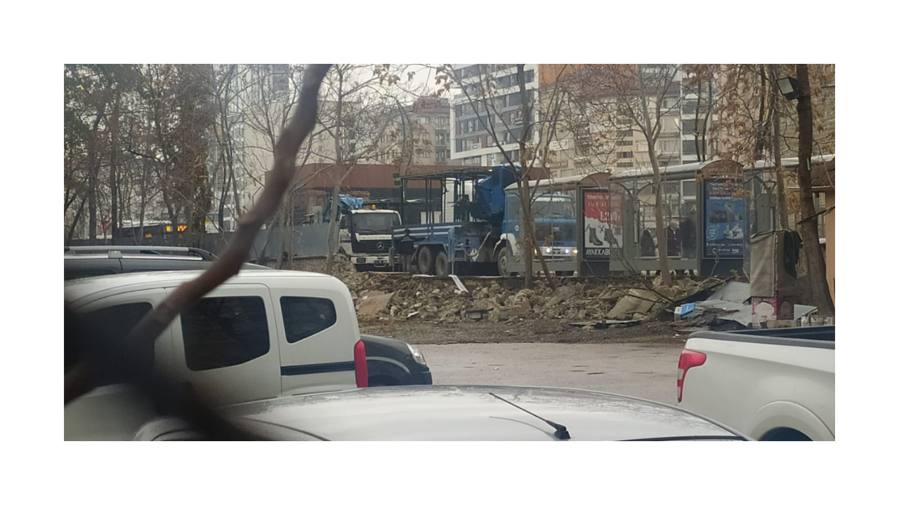 hadi hayırlısı; öncesinde otopark olarak kullanılan alanda bazı çalışmaların yapılmaya başlandığı görüldü.