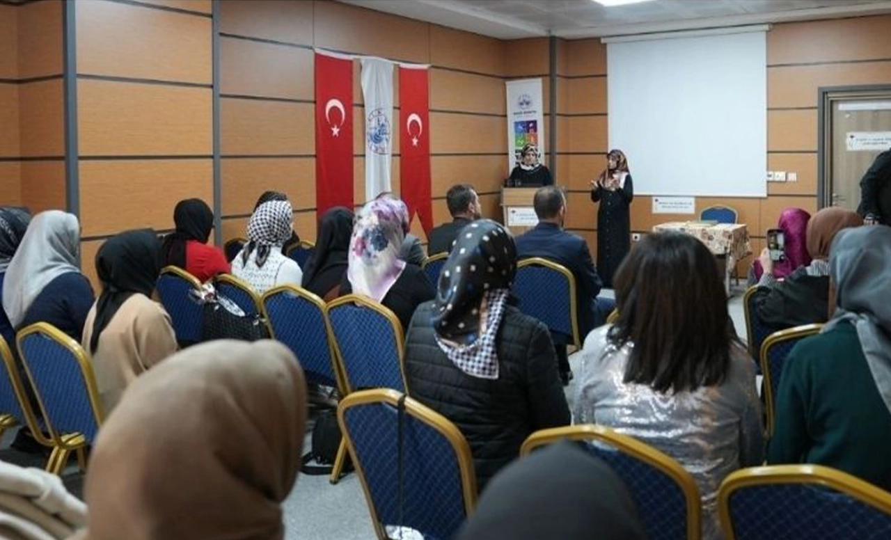 Elazığ Belediyesi Engelsiz Yaşam Merkezi'nde İşitme Engellilere Özel Kur'an-ı Kerim Dersi
