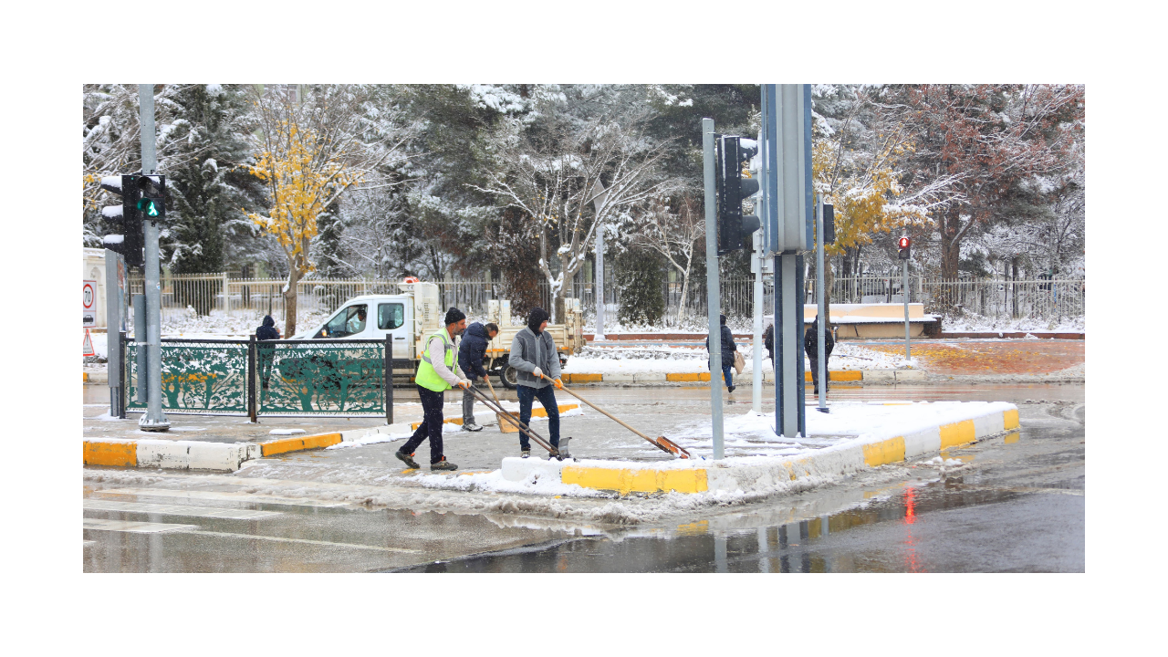 Elazığ Belediyesi, Şehrin Dört Bir Yanında Karla Mücadele Ediyor