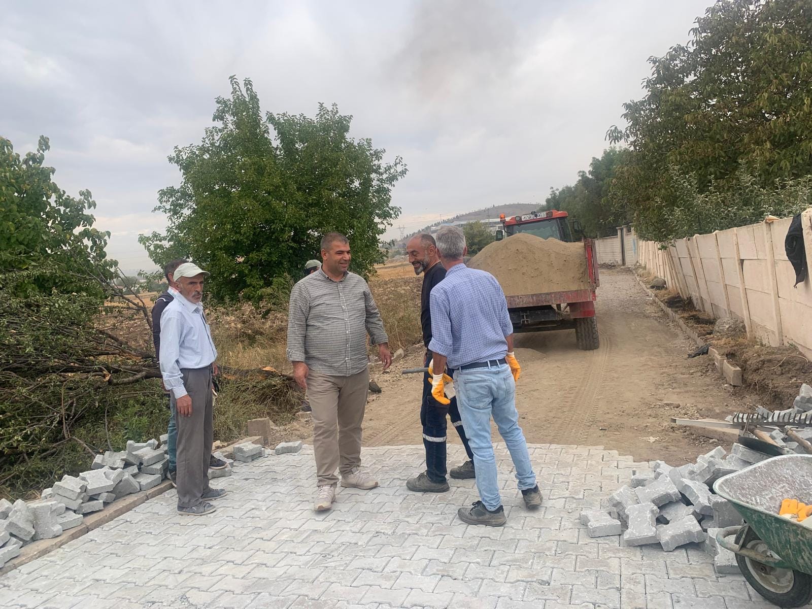 Akçakiraz belediyesi okul yolu çalışmalarına hız verdi