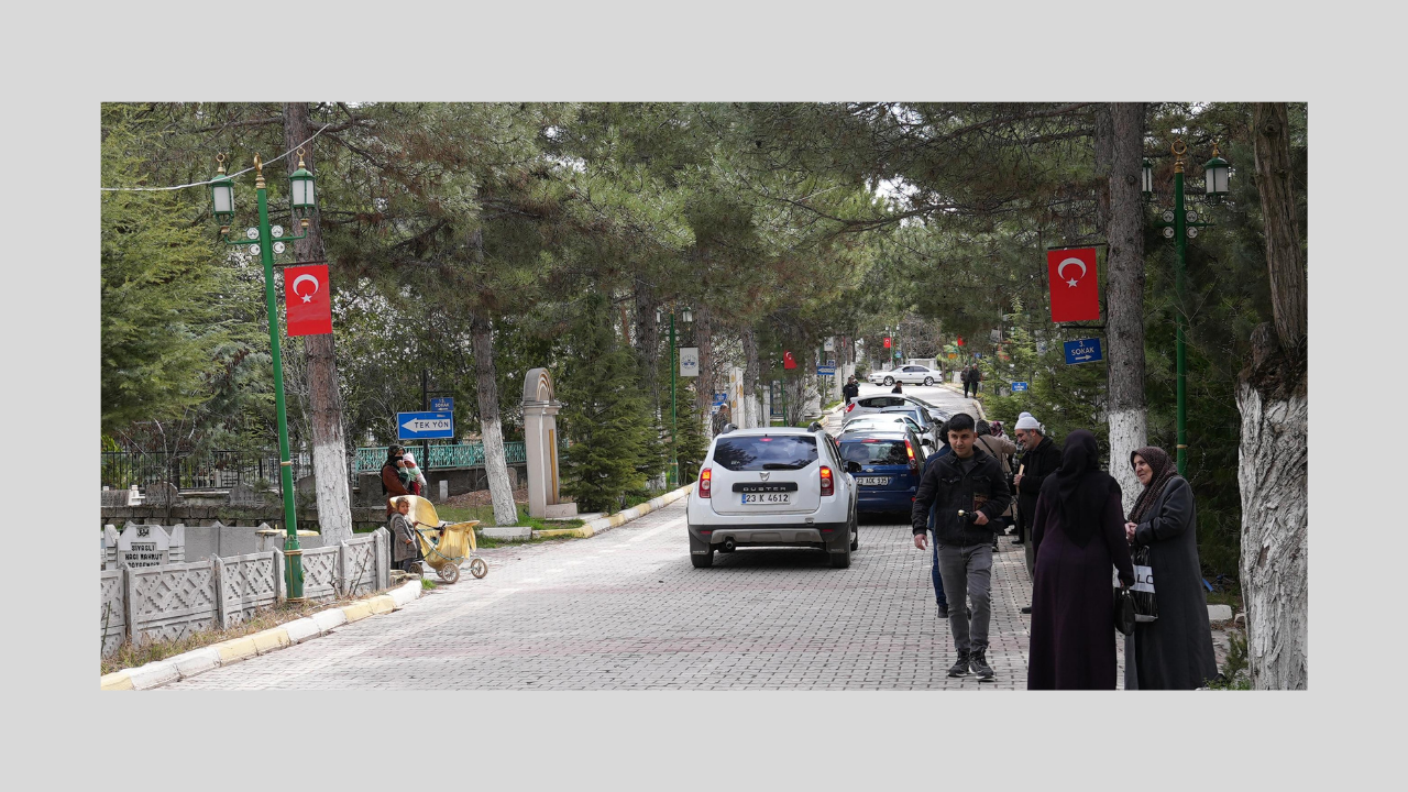 Elazığ Belediyesi, Mezarlıklarda Ücretsiz Yasin-İ Şerif Dağıttı Ve İkramlarda Bulundu